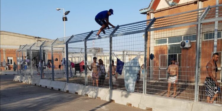 Monastir, troppi sbarchi di migranti, situazione insostenibile al centro: il Sap alza la voce, “struttura e organici non sono più adeguati”