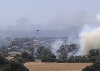 Quartu, vasto incendio a Is Meris: canadair in azione (VIDEO)