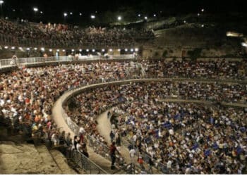 Meno male che e’ arrivata Fiorella Mannoia, a dirci di riaprire l’anfiteatro