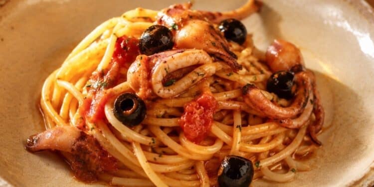 La cultura nel piatto, linguine di mare ai calamari