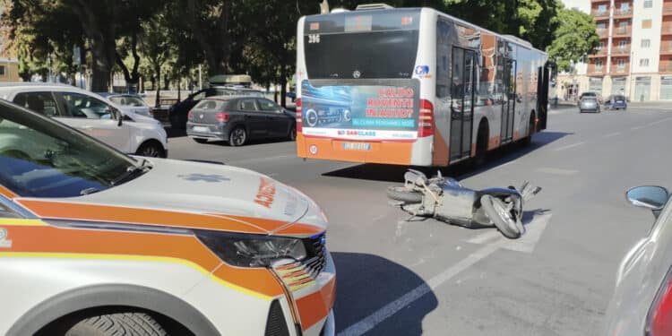 Cagliari, scooter si schianta contro un autobus CTM in piazza Giovanni, un ragazzo è grave