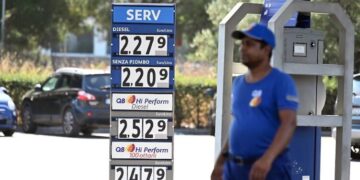Carburante super lusso, il taglio delle accise c’è ma non si vede: continua la folle corsa dei prezzi in Sardegna