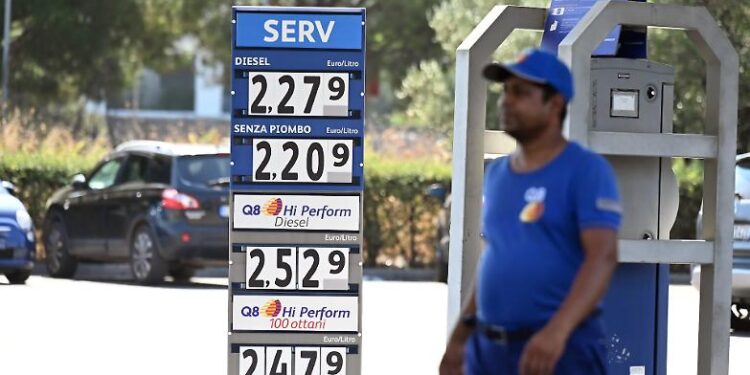 Carburante super lusso, il taglio delle accise c’è ma non si vede: continua la folle corsa dei prezzi in Sardegna