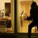 Monserrato, ladro in casa smascherato da una ragazza nascosta sotto il letto
