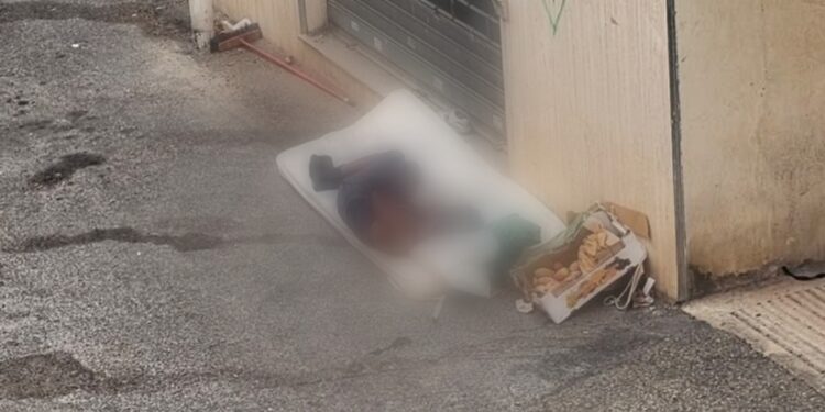 Cagliari, dorme da giorni in strada, sopra un materasso di fortuna e un cuscino arrotolato