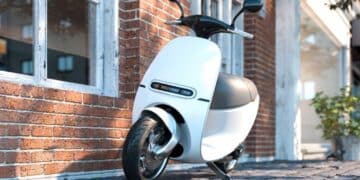 Cagliari, arriva lo scooter sharing elettrico per residenti e turisti: due ruote condivise per spostarsi in città
