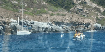 Bosa, barca a vela in avaria rischia di schiantarsi sugli scogli a Cala Rapina: intervento della Guardia costiera