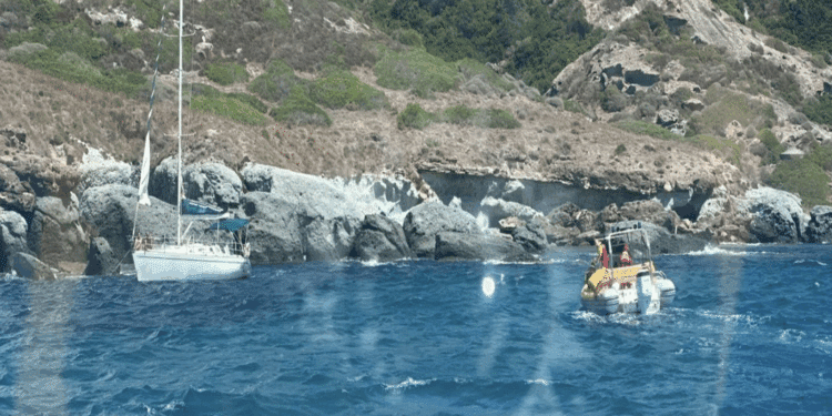 Bosa, barca a vela in avaria rischia di schiantarsi sugli scogli a Cala Rapina: intervento della Guardia costiera