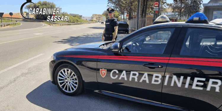 Tenta il furto di un borsello da un’auto e aggredisce il proprietario: arrestato a Sassari