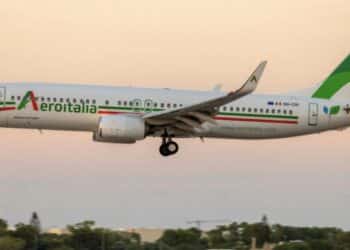 Nuovo disagio per i viaggiatori, il volo Aeroitalia Roma-Cagliari resta a terra: passeggeri in hotel