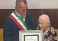 Capoterra festeggia la sua centenaria: una maxi torta e una targa ricordo in dono dal sindaco a signora Eugenia