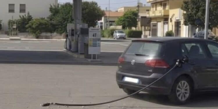 Sanluri, automobista distratto va via con la pompa di benzina attaccata al serbatoio