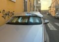Parasole doppio, interno ed esterno, devi averlo anche tu: dilaga la moda dei cagliaritani contro il caldo estremo