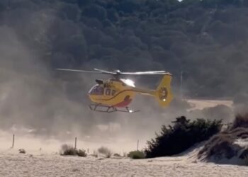 Chia, choc a Su Giudeu: il motoscafo con i migranti a bordo a tutta velocità ferisce gravemente una donna in mare (VIDEO)