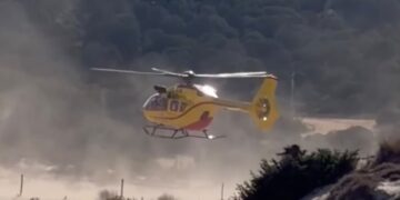 Chia, choc a Su Giudeu: il motoscafo con i migranti a bordo a tutta velocità ferisce gravemente una donna in mare (VIDEO)