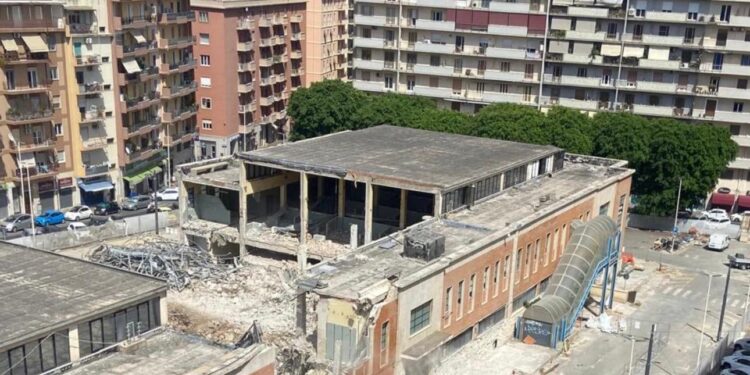 Cagliari, al via le demolizioni del mercato di San Benedetto anche su via Tiziano