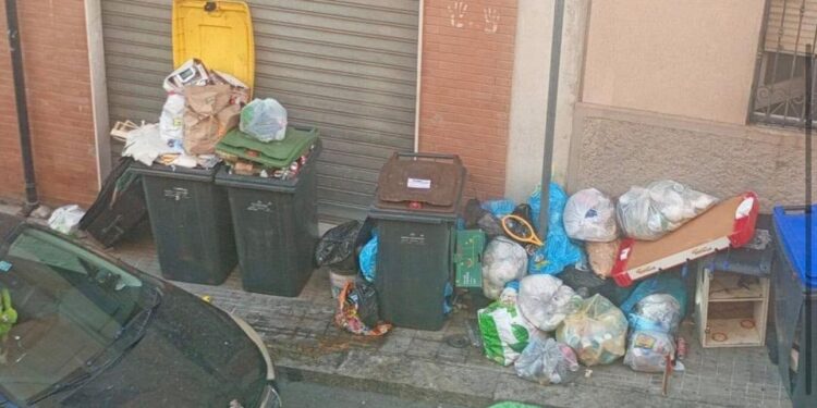 Cagliari, via Pasubio è un letamaio: “Mastelli e sacchi dei rifiuti per giorni sotto le finestre”