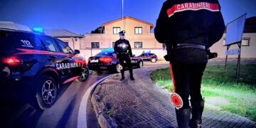Bruciano un posto di blocco sulla 554: in due inseguiti e arrestati per ricettazione, ferito un carabiniere