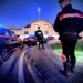 Bruciano un posto di blocco sulla 554: in due inseguiti e arrestati per ricettazione, ferito un carabiniere