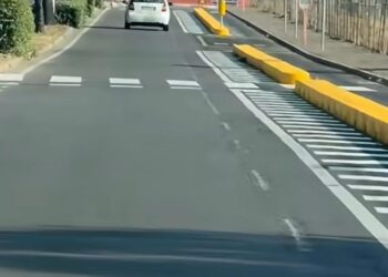 Cagliari, la nuova emergenza sulle strade sono i cordoli in cemento: “Una trappola pericolosissima per motociclisti e pedoni”