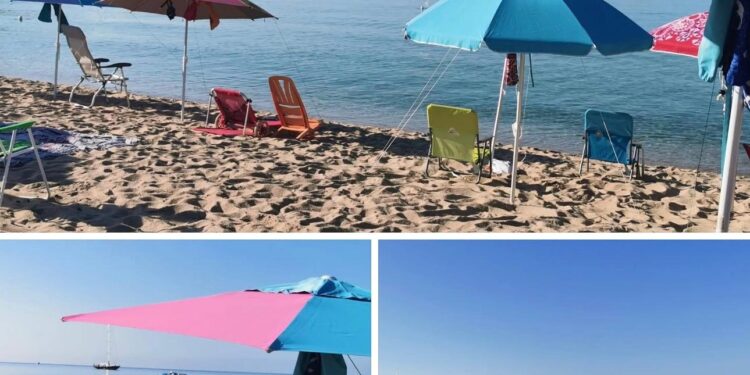 I cafoni delle spiagge in azione anche a Ferragosto: ombrelloni e spiaggine segnaposto occupano tutto