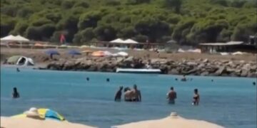 Algerini sbarcano in pieno giorno a Porto Pino fra turisti e bagnanti increduli