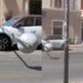 Cagliari, paura in via Paoli, cade un lampione della luce sopra il cofano di una macchina