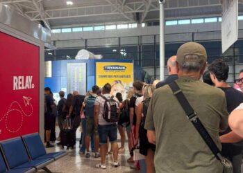 Cagliari, file infinite ai controlli in aeroporto: troppa gente e pochi varchi, attese di ore