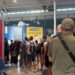 Cagliari, file infinite ai controlli in aeroporto: troppa gente e pochi varchi, attese di ore