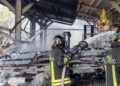 Assemini, vegetazione in fiamme a Macchiareddu: il fuoco minaccia un’azienda