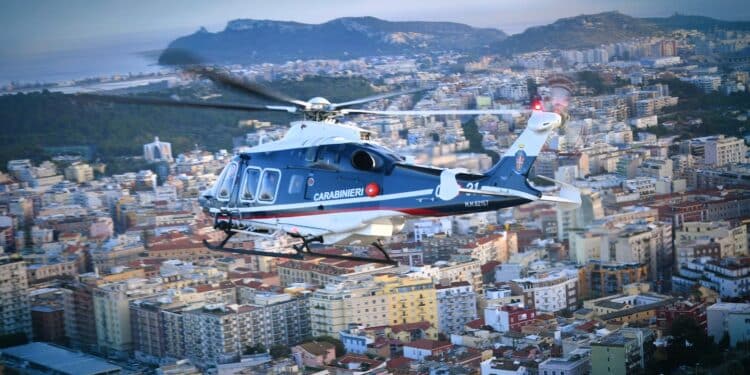Cagliari, ruba due cellulari al Poetto e poi aggredisce i carabinieri: doppio arresto per un 23enne