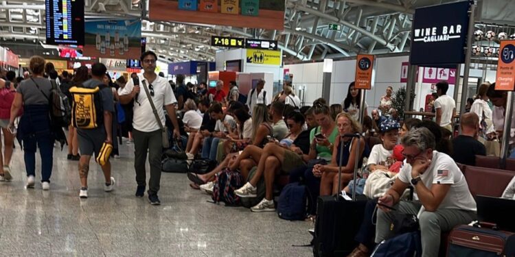 Cagliari, il controesodo resta un incubo in aeroporto: file, disagi e ritardi