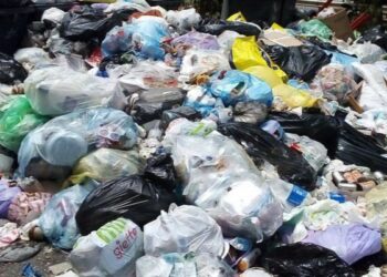 Cartolina da Cagliari: degrado e abbandono in Piazza Padre Abbo