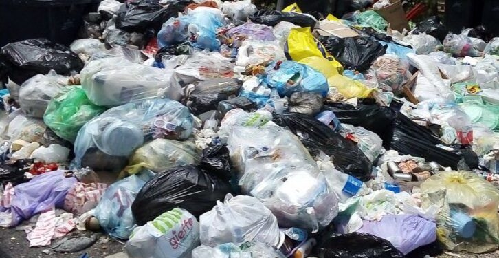 Cartolina da Cagliari: degrado e abbandono in Piazza Padre Abbo