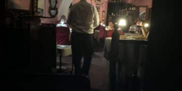 Cagliari, Marina al buio nel pieno della cena: blackout paralizza i ristoranti, clienti in strada e cucine ferme (VIDEO)