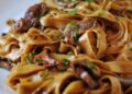 La cultura nel piatto, tagliatelle  ai funghi champignon con porcini secchi e parmigiano
