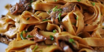 La cultura nel piatto, tagliatelle  ai funghi champignon con porcini secchi e parmigiano