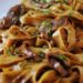 La cultura nel piatto, tagliatelle  ai funghi champignon con porcini secchi e parmigiano