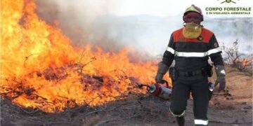 La Sardegna continua a bruciare e a mietere vittime: “Basta con questa devastazione”