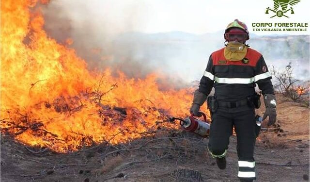 La Sardegna continua a bruciare e a mietere vittime: “Basta con questa devastazione”