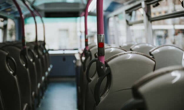 Capoterra, baby gang scatenata molesta un gruppo di ragazze sul bus: video porno e sputi