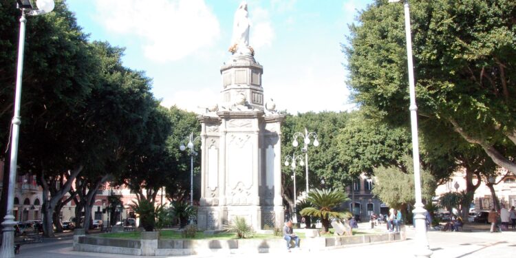Cagliari, paura in piazza del Carmine, un uomo tenta di ferire i passanti con una bottiglia di vetro rotta