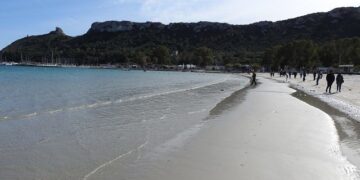Cagliari, ancora furti in spiaggia al Poetto: via borse e marsupi a un gruppo di ragazzi