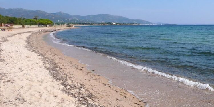 Quartu, a Sant’Andrea nuovo intervento del “giustiziere della spiaggia”: via i ragazzi delle suore