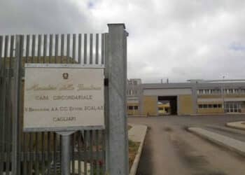Cagliari, è morto il 32enne che aveva tentato il suicidio in carcere a Uta: “Sistema al collasso”