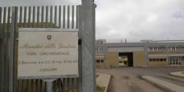 Cagliari, è morto il 32enne che aveva tentato il suicidio in carcere a Uta: “Sistema al collasso”