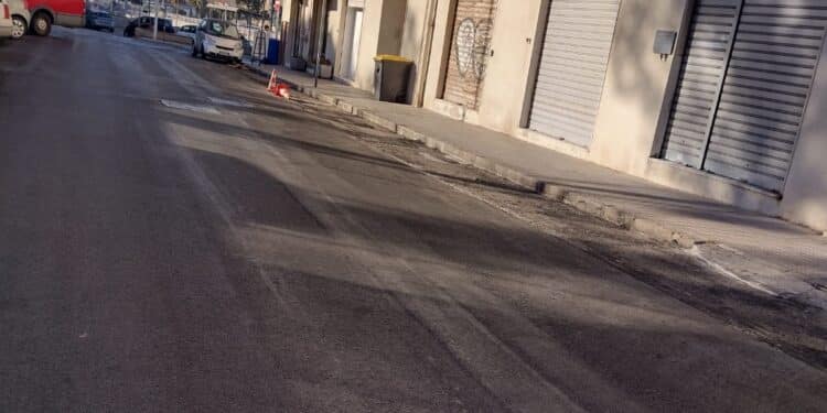 Cagliari, in Via Basilicata l’asfalto appena rifatto viene demolito dopo poche settimane: Farris interroga l’Amministrazione