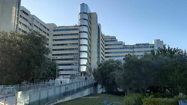 Ortopedia, a Cagliari mancano 44 posti letto: «Al Brotzu pazienti nei corridoi»