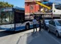 Cagliari, macchina parcheggiata all’angolo impedisce il passaggio dell’1: arriva il carroatrezzi