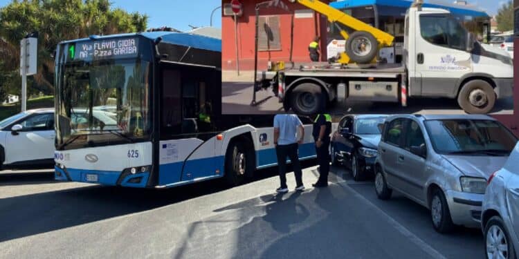 Cagliari, sosta selvaggia e zero rispetto: auto parcheggiata all’angolo blocca il bus, arriva il carro attrezzi